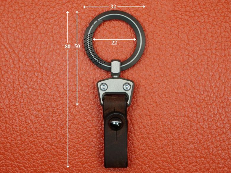 Карабин титановый c кожаным ремешком VipXHoReCa, арт. VH12080