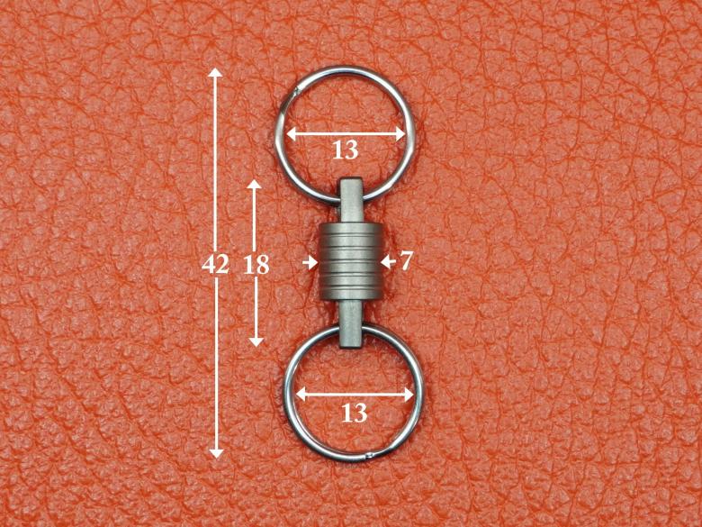 Карабин из титана не разъемный вращающийся с насечками (кольца из нержавеющей стали) VipXHoReCa, арт. VH12066