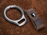 Карабин титановый c кожаным ремешком VipXHoReCa, арт. VH12069