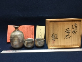 Винтажный набор посуды для саке Bizen 備前焼  (мастерская  Konishi (小西陶古 造)) (1 кувшин, 2 чашки. Япония 1950-1980гг.), арт. HB7909-02 - Магазин Японских кухонных туристических ножей VIP-HoReCa