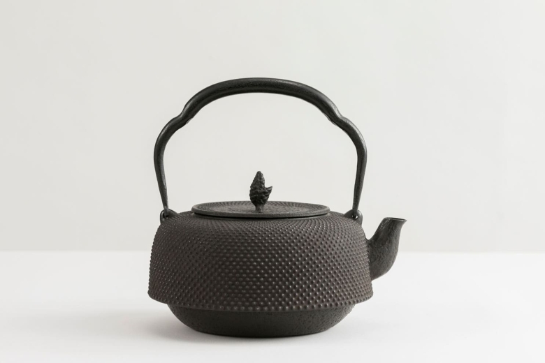 Чугунный чайник нанбу текки IWACHU 1,8 л., арт. 11018