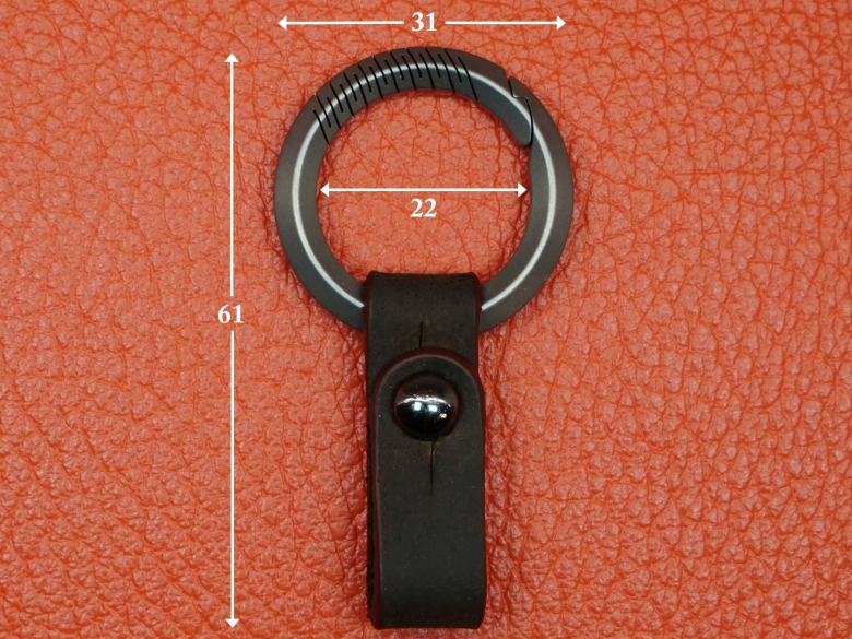 Карабин титановый c кожаным ремешком VipXHoReCa, арт. VH12068