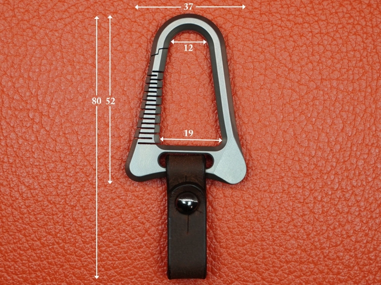 Карабин титановый c кожаным ремешком VipXHoReCa, арт. VH12076